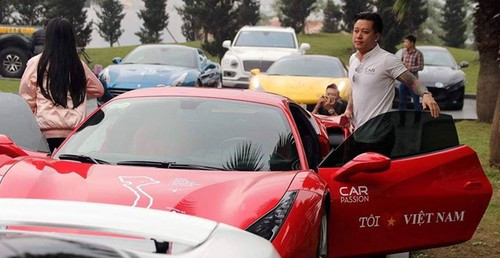 Một sự kiện về siêu xe có sự góp mặt của ca sĩ Tuấn Hưng và Ferrari 16 tỷ đồng.