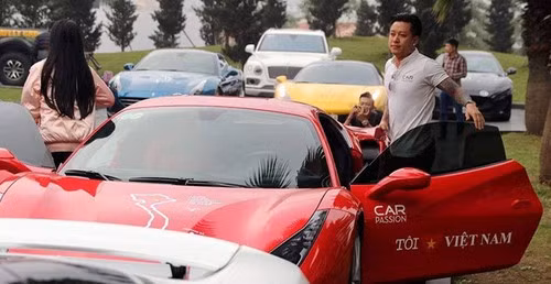 Một sự kiện về siêu xe có sự góp mặt của ca sĩ Tuấn Hưng và Ferrari 16 tỷ đồng.