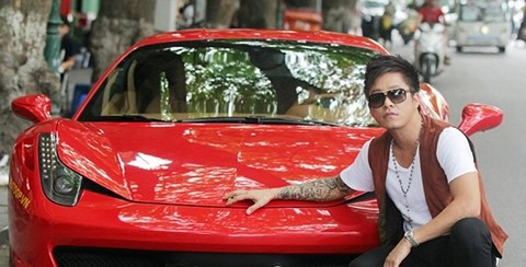 Chiếc siêu xe Ferrari trước khi gặp tai nạn.
