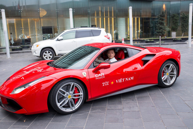 Dù sở hữu nhiều xe ô tô, nhưng chiếc siêu xe Ferrari được ca sĩ điển trai này yêu thích nhất.