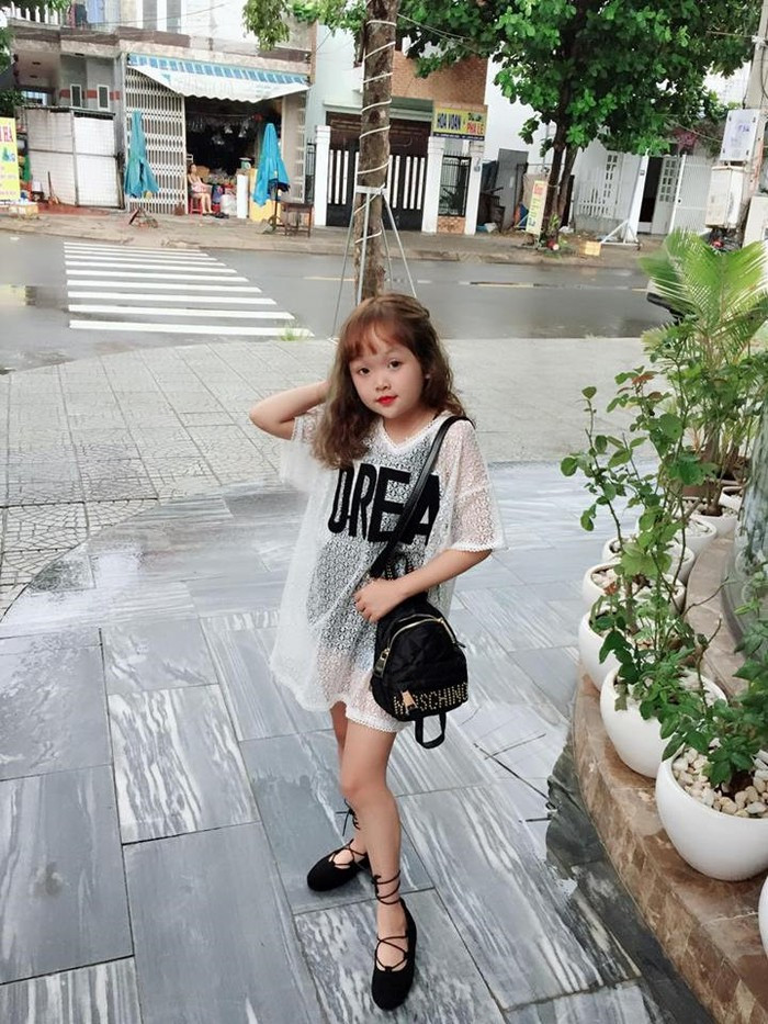 "Ngày nào mình cũng livestream bán hàng khoảng hơn 2 tiếng. Nhiều người khen giọng dễ thương nhưng cũng có một số chê bai, nói mình là 'con lùn già chát', 'tí tuổi đã son phấn lòe loẹt'. Ban đầu, mình cũng kiên nhẫn giải thích mình không phải trẻ con, nhưng sau vẫn thế nên không quan tâm nữa. Cuộc sống phải làm mới có thể tự lo cho tương lai nên khó khăn mình cố gắng vượt qua", Ái Trâm chia sẻ với Zing.vn.