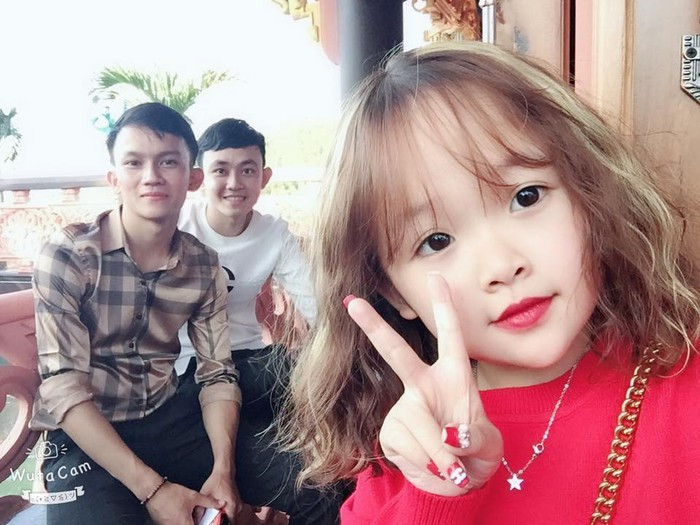 Hiện Trâm Xíu bước qua tuổi 19 và chỉ cao 1,25 m, nặng 25 kg, thậm chí nhỏ hơn các em 6-7 tuổi trong xóm. Người lạ rất hay nhầm Trâm là trẻ con.