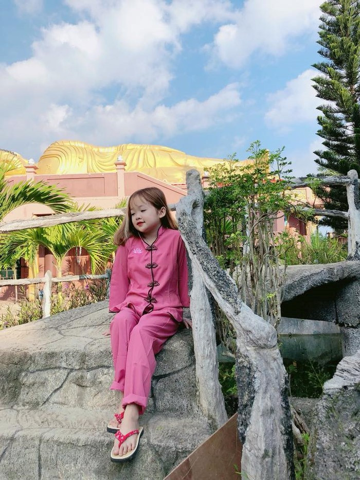 Ái Trâm ngập ngừng khi được hỏi về ước mơ của mình. 9X nói nhiều năm qua, cô chỉ mong mình cao lớn hơn để có thể tự làm được mọi việc.