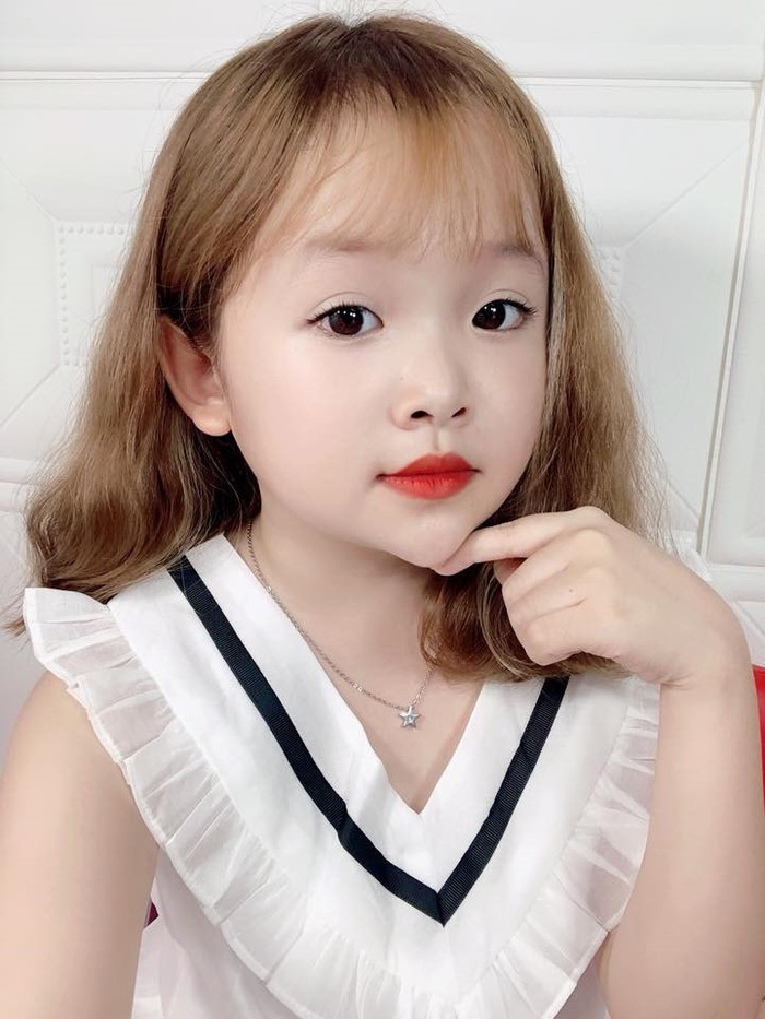 Với một triệu đồng tiền tiết kiệm, Trâm bắt đầu bán hàng online từ đồ ăn, mỹ phẩm đến quần áo. Sau đó, 9X chuyển sang bán hàng quần áo trẻ em và tự làm mẫu thử đồ. Từ hơn một năm nay, Ái Trâm có thể tự lập, không phải xin tiền cha mẹ tiêu xài.