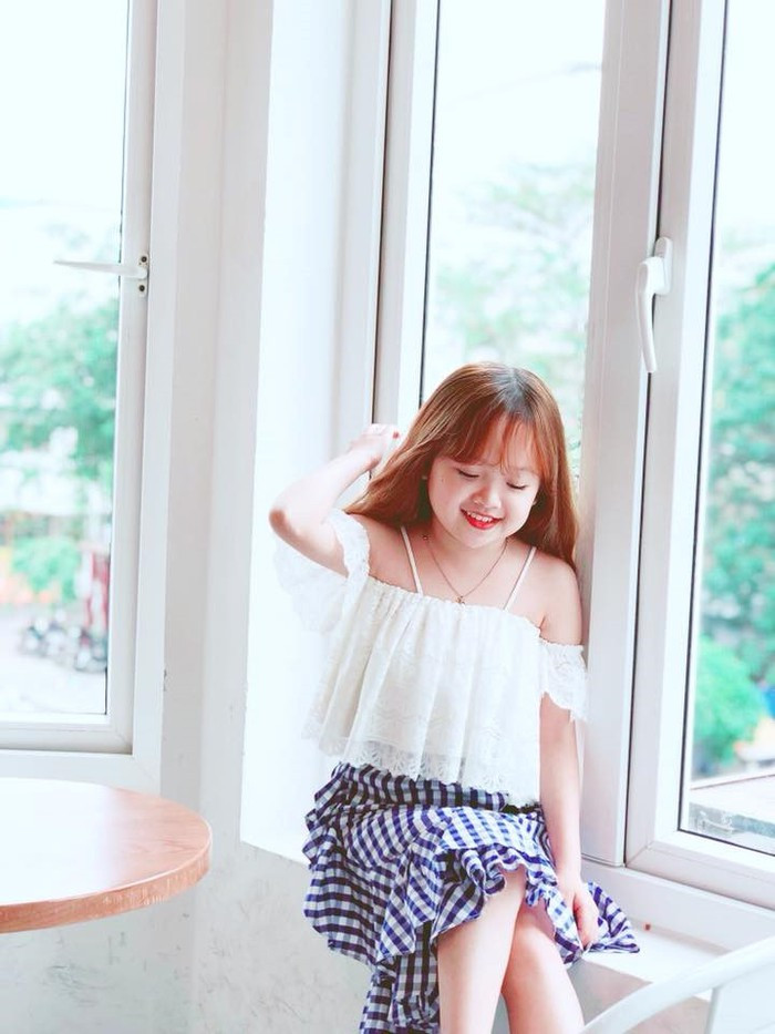 Là em út trong nhà có 3 anh chị em lại có vóc dáng bé nhỏ, Trâm được gia đình yêu thương và phụ bán hàng. Cô Hạnh - mẹ Ái Trâm - cho biết qua một trường hợp chậm phát triển ngoại hình giống như Trâm được biết do thiếu hormone tăng trưởng. Tuy nhiên, gia đình chưa đưa Trâm đi khám vì điều kiện không cho phép.