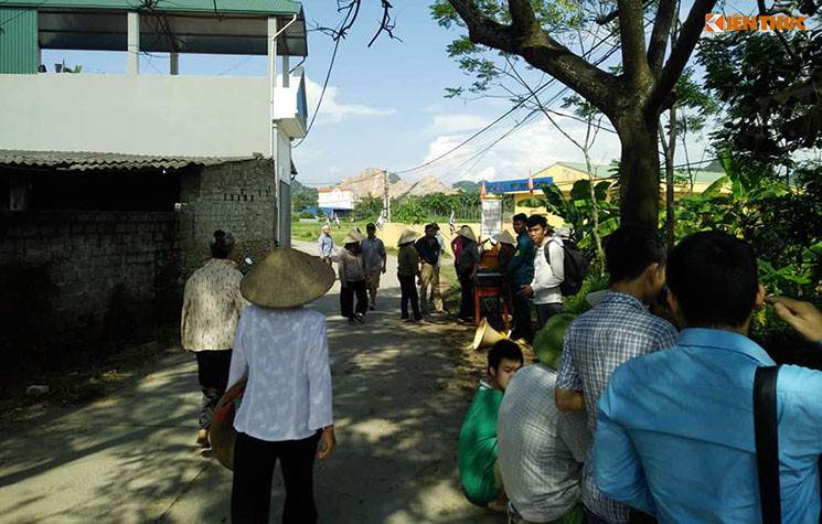 Những người hàng xóm tập trung nhau đến viếng bà H.- người bị con trai chém tử vong ném xác xuống giếng rất đông. Ai cũng thương xót nạn nhân và ám ảnh về mọi chuyện kinh hoàng vừa xảy ra.