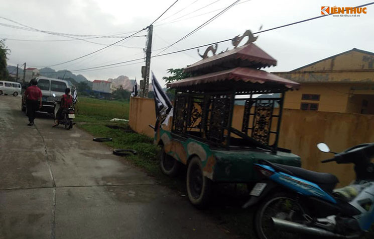 Được biết, đối tượng Thương là con nuôi của bà H.. Từ nhỏ đến lớn hai vợ chồng bà H. đều hết mực yêu chiều Thương. Cách đây khoảng 3 năm, chồng của bà H. qua đời để bà sống với vợ chồng Thương cùng 3 người cháu . Tuy nhiên khoảng 2 năm nay, Thương có dấu hiệu bệnh tâm thần và đã đi chữa. Đến đêm 21/10, Thương có nhiều biểu hiện lạ rồi gây ra vụ việc đau lòng.