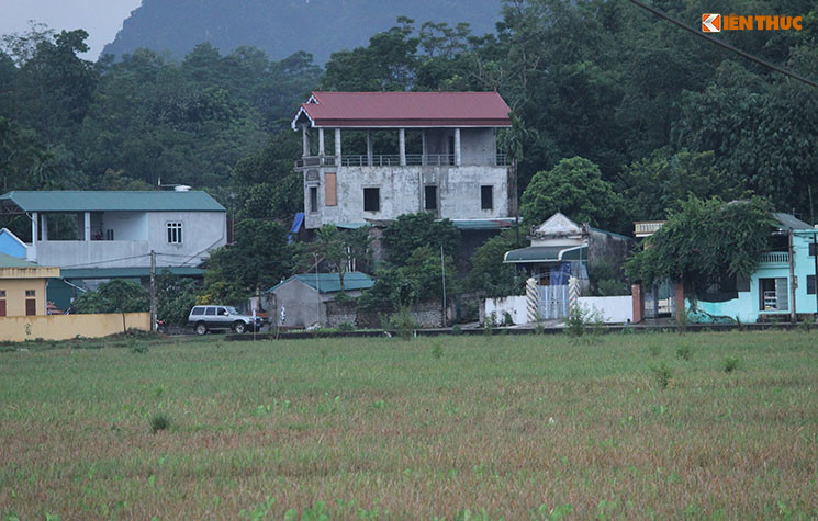 Theo cơ quan chức năng, thời điểm xảy ra vụ việc, vợ của Thương là chị Nguyễn Thị Nguyệt (36 tuổi) cùng con gái lớn Nguyễn Ngọc Kh (10 tuổi) đã kịp bỏ chạy, thoát ra ngoài. Trong ảnh là ngôi nhà của Thương nổi bật giữa xóm (mái đỏ).