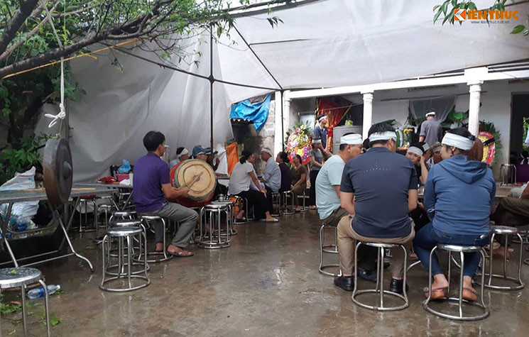 Chiều cùng ngày, ngay khi hoàn tất các thủ tục khám nghiệm tử thi lực lượng chức năng đã bàn giao thi thể bà H., cho người thân tổ chức mai táng theo tập tục của địa phương.