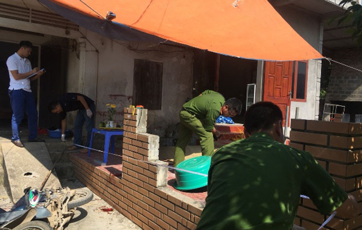 Đến khoảng 6h ngày 22/10, Thương vẫn khống chế con đẻ. Cảnh sát đưa một người bạn thân của Thương đến hiện trường gọi anh qua loa nhằm đánh lạc hướng. Thừa lúc Thương không để ý, tổ cảnh sát áp sát ập vào khống chế Thương và giải cứu cháu bé an toàn. Nguồn CAND.