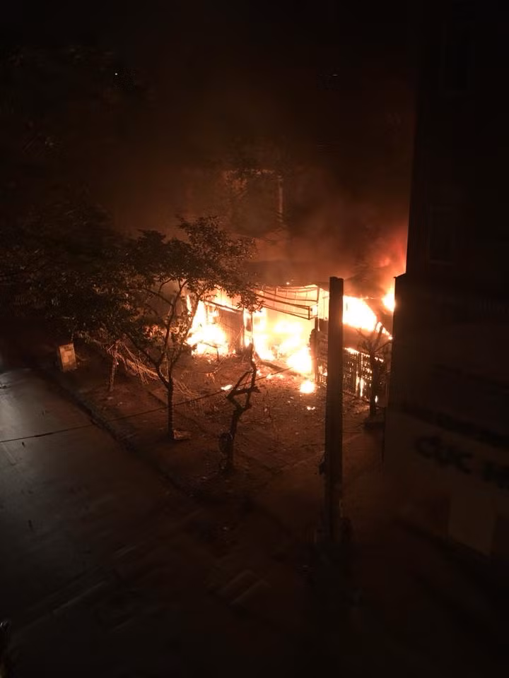 Ha Noi: Lua chay ngun ngut thieu trui 2 cua hang