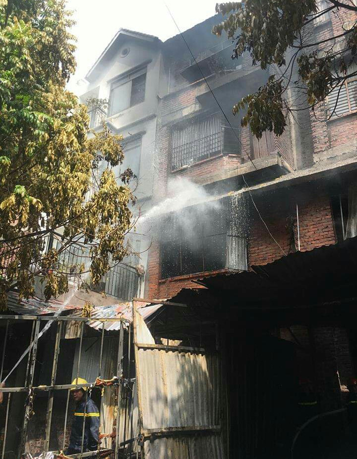 HN: Xuong sofa chay ngun ngut, mot nguoi nhap vien-Hinh-2