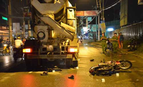 Va cham xe bon giua dem khuya, hai cong nhan chet tham