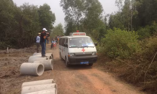 Ô tô đưa các thi thể chiến sỹ vụ trực thăng rơi về bệnh viện. Ảnh: Vũ Sơn.