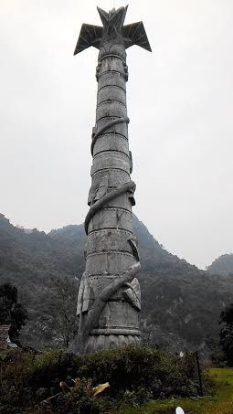 Chiếc cột đá tại dự án dang dở khu nghỉ mát và sinh thái Phong Nha.