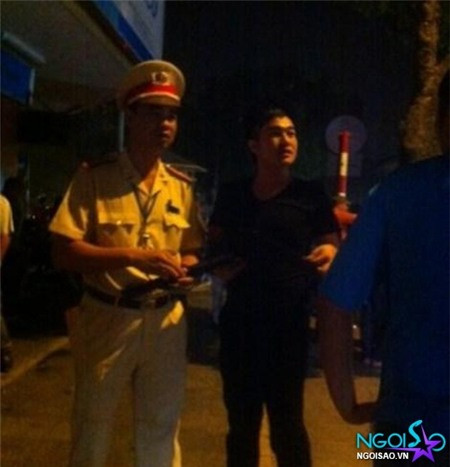 Ca sĩ Minh Quân cười tươi khi nhận biên lai xử phạt. Tháng 10/2012, khi công an kiểm tra một chiếc ô tô màu đen vi phạm giao thông thì phát hiện một trong ba thanh niên ngồi trên xe chính là ca sỹ điển trai Minh Quân. Cùng với lái xe và một người bạn, chàng ca sỹ này đã vui vẻ tỏ thái độ hợp tác với các chiến sĩ. Sau khi lái xe xuất trình đầy đủ giấy tờ và bằng lái, cả ba đã cười tươi lên xe với… một biên lai xử phạt lỗi đi sai làn đường.