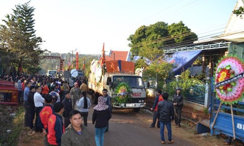 Giữa đêm, gia đình chị Mão đang ngủ thì nghe tiếng gõ cửa. Anh Cường - chồng chị mở cửa ra thì thấy có đối tượng bịt mặt, cầm theo dao bất ngờ lao vào chém tới tấp. Nghe tiếng kêu cứu, những người còn lại trong gia đình chạy ra thì cũng bị các đối tượng này dùng dao chém liên tiếp. Chồng và cô con gái duy nhất đang học lớp 12 của chị Mão tử vong tại chỗ. Chị Mão và mẹ chồng bị thương nặng. Hiện cơ quan công an đã bắt được nghi can gây ra vụ việc là đối tượng Tiến (23 tuổi, thuê trọ trên địa bàn). Nguyên nhân vụ án mạng đang được làm rõ.