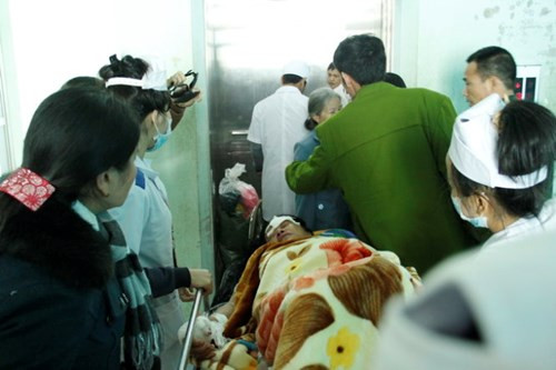 4. Giữa đêm vào nhà đâm chết chồng và con gái trung tá quân đội. Sáng nay 21/1, lực lượng pháp y và cơ quan điều tra Công an tỉnh Gia Lai đã tiến hành khám nghiệm hiện trường, khám nghiệm tử thi điều tra làm rõ vụ giết người nghiêm trọng lúc 2h sáng cùng ngày. Nạn nhân là gia đình chị Phan Thị Mão, trung tá chuyên nghiệp thuộc Binh đoàn 15 đóng tại huyện Đức Cơ.