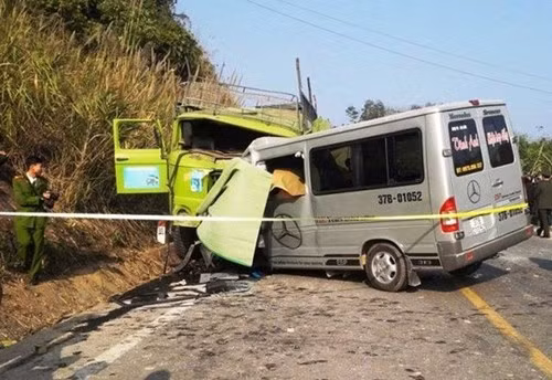 2. Xe du lịch tông xe tải, 9 người chết. Khoảng 12h ngày 24/1, xe du lịch 16 chỗ biển số Nghệ An chạy hướng Nghệ An - Thanh Hóa đến xã Hóa Quỳ, huyện Như Xuân (Thanh Hóa) đã mất lái, lấn sang làn đường ngược chiều, sau đó tông phải xe tải mang biển kiểm soát Hà Nội chạy hướng ngược chiều. Lúc này, trên xe du lịch có 13 người.