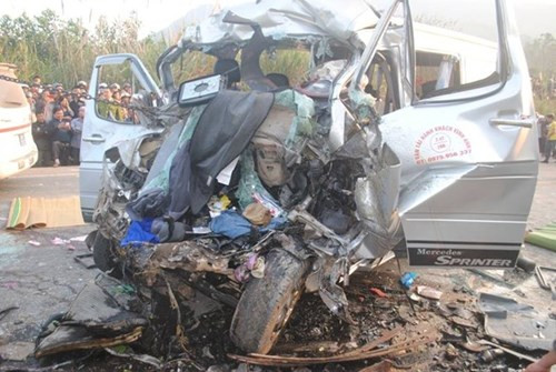 Thời điểm người dân đến ứng cứu, 6 người đã chết tại chỗ, 3 tử vong trên đường đi cấp cứu. Số còn lại bị thương nặng phải chuyển viện. Tại hiện trường, chiếc xe tải nằm đúng phần đường lưu thông còn xe du lịch nằm vắt chéo vào làn đường bên trái. Hai đầu xe giắt cứng vào nhau sau cú tông mạnh. Đến 17h, hiện trường vẫn chưa được phong tỏa. Lực lượng chức năng sau đó phải huy động xe cẩu để tách hai chiếc ô tô gặp nạn bị dính cứng với nhau ra.