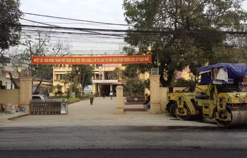 Điều đáng nói, một số bác sĩ làm việc ở bệnh viện tỉnh và nhiều trường hợp thâm niên hàng chục năm sử dụng bằng giả nhưng không bị phát hiện. Đơn cử như ông Lê Văn Lệ (SN 1958, nguyên trạm trưởng Trạm Y tế xã Đồng Thắng, huyện Triệu Sơn). Trước khi bị phát hiện sử dụng bằng cấp bị tẩy xóa, ông Lệ làm trạm trưởng suốt 20 năm.