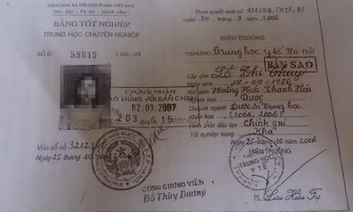 4. Chấn động nhiều cán bộ ngành y Thanh Hóa dùng bằng giả. Bộ Y tế vừa gửi công văn yêu cầu Sở Y tế tỉnh Thanh Hóa báo cáo việc sử dụng bằng chuyên môn giả của nhiều cán bộ ngành y. Trước đó, cuối năm 2014, Sở Y tế tỉnh Thanh Hóa tiến hành rà soát bằng cấp của tất cả cán bộ, người lao động trong toàn tỉnh. Kết quả, có 18 trường hợp sử dụng bằng giả, 2 trường hợp sửa bằng. Về trình độ chuyên môn, có 3 bằng cao đẳng điều dưỡng, 1 bằng trung học điều dưỡng, 4 bằng dược sĩ trung học, 7 bằng y sĩ, 1 bằng kỹ thuật viên xét nghiệm trung học, 2 bằng về tin học giả...