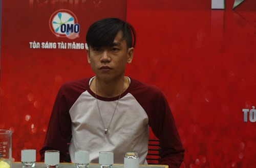 7. Thí sinh Vietnam’s Got Talent uống nhầm axit đêm bán kết. Tối 11/1, 7 tiết mục của đêm bán kết 4 Vietnam's Got Talent đã mang đến cho khán giả nhiều cảm xúc. Dù các phần thi không thực sự nổi bật, thậm chí thất bại nhưng vẫn khiến khán giả phải đau tim. Đó chính là màn biểu diễn của ảo thuật gia Trần Tấn Phát với axit. Giám khảo Huy Tuấn được mời lên sân khấu phụ diễn. Tấn Phát trình diễn tiết mục uống 5 ly nước trong đó có một ly axit (nhạc sĩ Huy Tuấn trước đó đã đánh tráo ngẫu nhiên ly axit trong số 5 ly nước này).