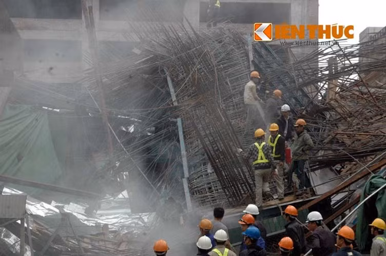 2. Chấm dứt tư vấn giám sát của Trung Quốc tại dự án đường sắt trên cao tuyến Cát Linh - Hà Đông. Mới đây, trao đổi với báo chí, Thứ trưởng Bộ GTVT Nguyễn Hồng Trường cho biết, đến ngày 15/1, tổng thầu dự án đường sắt Cát Linh - Hà Đông phải trình phương án mới về nhà thầu, tư vấn giám sát để Bộ GTVT thẩm tra sau khi để xảy ra 2 vụ tai nạn vào ngày 6/11 và 28/12/2014 khiến người dân hoang mang.