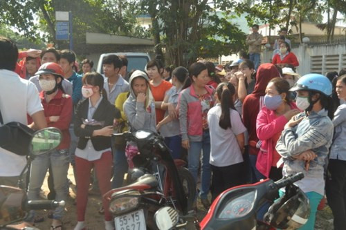 Bên cạnh đó, công nhân cho biết họ đình công vì bị “xén” lương tháng 13 (lương tháng 13 bằng 90% tháng lương cơ bản của mỗi công nhân nhưng lại chia làm hai đợt: trước tết âm lịch nhận 60%, sau tết nhận 30%). Để nhận được 30% lương tháng 13, công ty đưa ra điều kiện sản lượng 85% trở lên. Đối với những công nhân làm việc dưới 6 tháng thì không được tiền thưởng Tết.