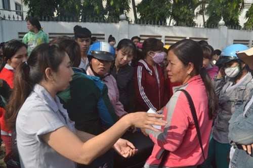 6. Hơn 700 công nhân lãn công vì lương, thưởng Tết. Ngày 9/1, hơn 700 công nhân Công ty TNHH Carimax Sài Gòn (huyện Củ Chi - TP HCM) tiếp tục lãn công ngày thứ 6 để phản đối chính sách lương, thưởng Tết. Theo phản ánh của công nhân, theo quy định, từ 1/1/2015 mức lương tối thiểu của người lao động được tăng thêm 400.000 đồng/người/tháng nhưng đến thời hạn, công ty chỉ áp dụng cho những người mới vào làm việc.