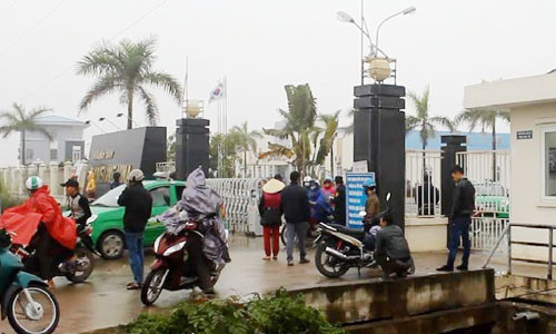 9. Gần 200 công nhân Nansung Vina nhập viện... nghi ngộ độc. Thông tin từ Trung tâm y tế huyện Diễn Châu (Nghệ An) cho biết, chiều 8/1, hàng trăm công nhân đang làm việc tại Công ty TNHH Nam Sung Vina có trụ sở tại khu công nghiệp Tháp - Hồng - Kỷ đã phải nhập viện điều trị với nhiều triệu chứng nghi do ngộ độc thức ăn. Tất cả gần 200 công nhân này được điều trị tại 3 địa điểm là Bệnh viện đa khoa huyện Diễn Châu, bệnh viện đa khoa Phủ Diễn và Trạm y tế xã Diễn Kỷ.