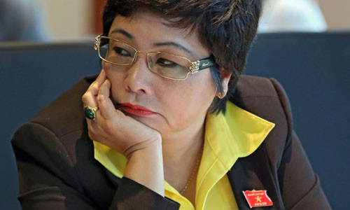 4. Bắt tạm giam đại biểu Quốc hội Châu Thị Thu Nga. Tối 7/1, cơ quan cảnh sát điều tra (Bộ Công an) mới đây đã thực hiện lệnh bắt giam doanh nhân Châu Thị Thu Nga về hành vi lừa đảo, chiếm đoạt tài sản. Trước khi bị bắt, bà Nga là đại biểu Quốc hội TP Hà Nội. Trước đó, bà Nga bị nhiều người dân, đối tác làm ăn viết đơn tố cáo lợi dụng vốn, không thực hiện nghĩa vụ trong hợp đồng và né tránh không gặp khách hàng.