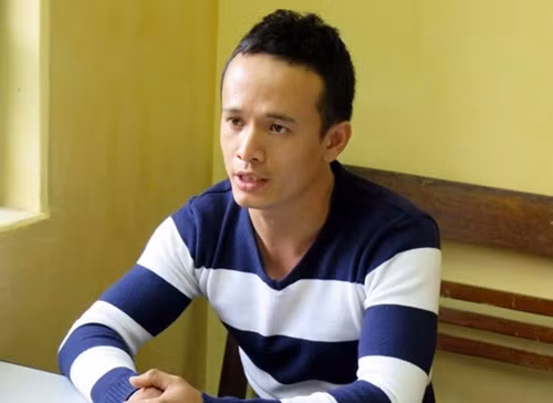 Tại công an TP Hải Dương, đối tượng Nghĩa khai nhận, vào 7h sáng 6/1, tại nhà trọ, hắn ở cùng cháu Hiếu. Do cháu bé khóc quấy, Nghĩa dỗ dành nhưng không nín, hắn đã tát cháu Hiếu hai cái. Thấy Hiếu vẫn khóc, Nghĩa dùng tay bóp cổ cháu bé đến chết. Sau đó, hắn đi mua bao tải về và dùng hai bao ni long ở nhà cho xác cháu bé vào, rồi lấy dây điện buộc, nhét vào gầm giường. 12h cùng ngày, Nghĩa chở bao tải ra đê sông Thái Bình giáp ranh TP Hải Dương và huyện Tứ Kỳ, rồi dựng xe trên đê, bê bao tải ném xuống sông để phi tang xác.