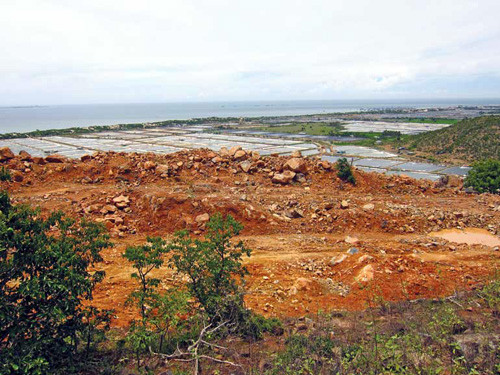 Từ núi Tàu nhìn thấy biển rất rõ, cách một vùng ruộng. Người dân cho hay ngày xưa biển ăn vào sát chân núi.