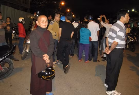 Dan Da Nang do ra san bay, duong pho don ong Thanh tro ve-Hinh-2