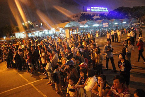 Dan Da Nang do ra san bay, duong pho don ong Thanh tro ve