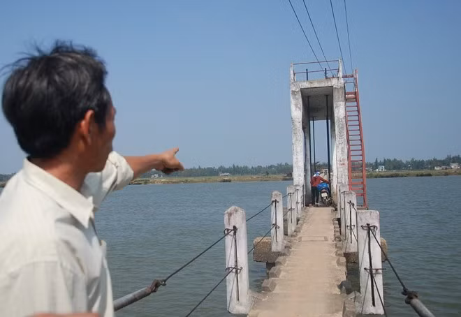 Theo lãnh đạo xã Tam Tiến và Tam Xuân 2, từ 2009 đến nay có 16 người bỏ mạng khi đi qua cầu Máng. Vì thế, người dân ở đây gọi là cầu "vĩnh biệt".