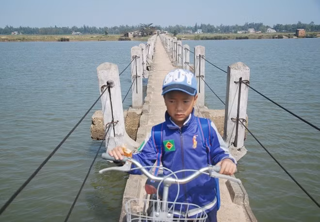 Cháu Nguyễn Văn An (học sinh lớp 2, xã Tam Tiến) cho biết mỗi lúc đi qua cây cầu này rất sợ, nhất là mùa mưa bão. "Nhưng vì đi đường khác xa hơn gấp 3 lần nên tụi cháu phải liều thôi", An nói.