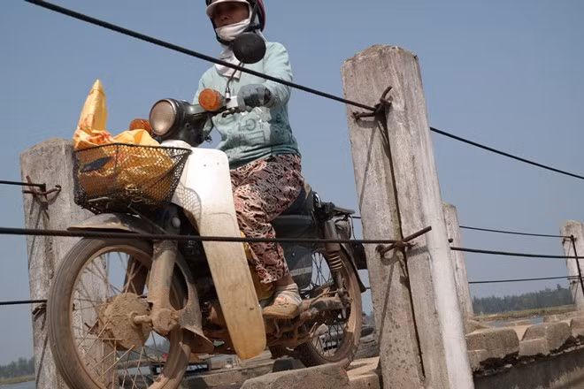 Người dân mong muốn các cơ quan chức năng đầu tư cầu mới, kiên cố lại cây cầu, phục vụ việc đi lại.