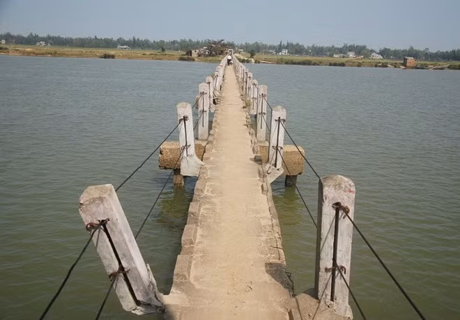 Cầu Máng nối 2 xã Tam Tiến và Tam Xuân 2 (huyện Núi Thành) được UBND tỉnh Quảng Nam - Đà Nẵng (cũ) xây dựng từ năm 1985, hiện đã xuống cấp nghiêm trọng, được người dân nơi đây gọi là cầu "Tử Thần", "Vĩnh Biệt" vì nhiều người đã bỏ mạng khi qua cầu.