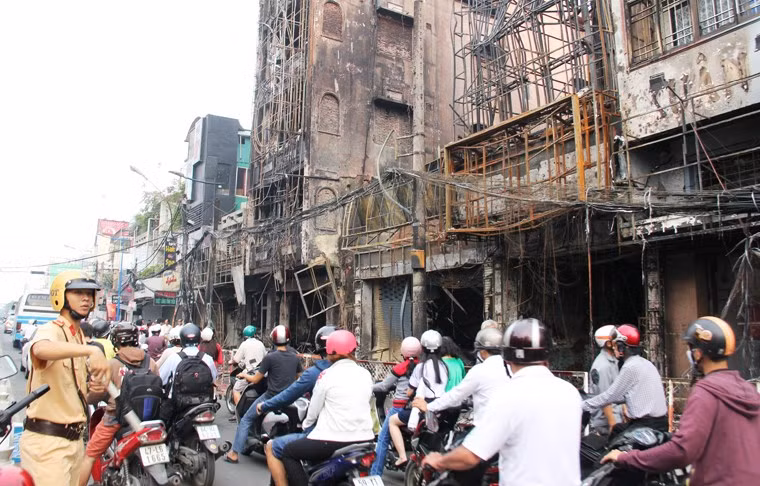 4. Cháy kinh hoàng nhiều nhà, quán karaoke tại TP HCM. Vào khoảng 21h tối 30/12, một vụ cháy lớn xảy ra ở dãy quán Karaoke trên đường Trần Quốc Thảo (P.7, Q.3, TP.HCM) khiến nhiều người hoảng loạn. Theo các nhân chứng tại hiện trường, lúc đầu có một tiếng nổ lớn phát ra từ quán Karaoke New (số nhà 180, 7 tầng), sau đó lửa bốc lên và lan sang quán Karaoke Idol số nhà 178, một tiệm xe máy Suzuki, rồi bắt sang các căn nhà thứ 4, 5, 6...