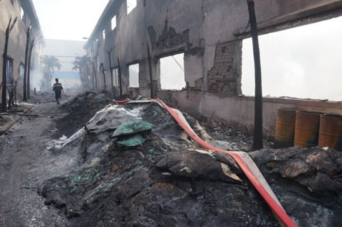 Dù gần 20 xe cứu hỏa và hàng chục chiến sĩ cảnh sát PCCC có mặt dập lửa, song do do vật liệu ở nhà xưởng chủ yếu là nhựa, keo dán nên ngọn lửa đã kịp lan sang hai nhà xưởng bên cạnh và cháy dữ dội khiến việc tiếp cận chữa cháy hết sức khó khăn. Đến 15h30, đám cháy mới cơ bản được khống chế. Vụ cháy đã thiêu rụi hoàn toàn hàng hóa, máy móc trong 3 nhà xưởng, ước tính thiệt hại lên đến hàng chục tỷ đồng. Nguyên nhân vụ hỏa hoạn đang được làm rõ.