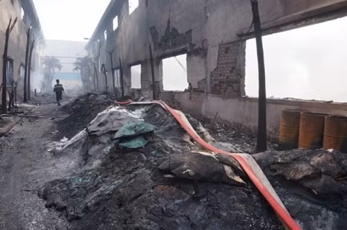 Dù gần 20 xe cứu hỏa và hàng chục chiến sĩ cảnh sát PCCC có mặt dập lửa, song do do vật liệu ở nhà xưởng chủ yếu là nhựa, keo dán nên ngọn lửa đã kịp lan sang hai nhà xưởng bên cạnh và cháy dữ dội khiến việc tiếp cận chữa cháy hết sức khó khăn. Đến 15h30, đám cháy mới cơ bản được khống chế. Vụ cháy đã thiêu rụi hoàn toàn hàng hóa, máy móc trong 3 nhà xưởng, ước tính thiệt hại lên đến hàng chục tỷ đồng. Nguyên nhân vụ hỏa hoạn đang được làm rõ.