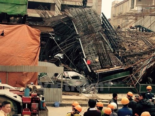 Thời điểm xảy ra sự cố, chiếc taxi của một hãng xe ở Hà Đông đi qua khu vực này. Những người chứng kiến vụ việc kể lại rằng, xe taxi đã dừng đột ngột khi một số thanh thép lớn rơi xuống lòng đường. Công nhân cùng người dân đã chạy lại, giúp tài xế và hàng khách trong xe thoát ra ngoài an toàn trước khi cả khối thép lớn phía trên sập xuống. Sau khi tai nạn xảy ra, Bộ trưởng Đinh La Thăng đã đình chỉ công tác điều hành Phó TGĐ Ban QLDA Đường sắt, đình chỉ vô thời hạn tư vấn giám sát phụ trách nhà ga bến xe Hà Đông, nghiêm khắc cảnh cáo Tư vấn giám sát trưởng...