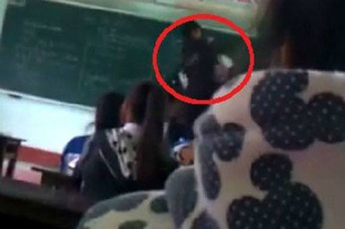 Ngay sau khi cô Lê Thị Lệ H. vừa ghi xong, Nguyễn Ngọc H. đã lẳng lặng đi lên bàn giáo viên túm tóc cô Hiền và đánh cô ngay trước mặt hàng chục học sinh khác. Một số học sinh nam trong lớp cảm thấy bất bình đã lao lên can ngăn, lúc này Nguyễn Ngọc H. mới chịu dừng lại. Ngay sau khi bị học sinh đánh, cô giáo Lê Thị Lệ H. đã bị sốc về tinh thần. Ban Giám hiệu Trường THPT Đồng Hới đã công bố kỷ luật cảnh cáo em Nguyễn Ngọc H. trước toàn trường và buộc học sinh này phải nghỉ học một tháng.