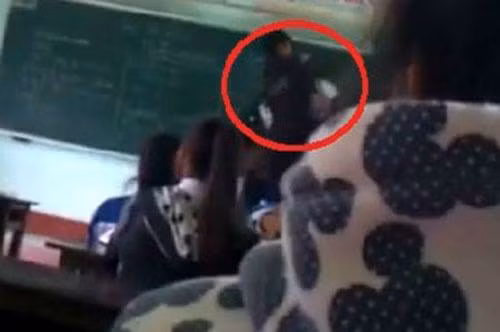 Ngay sau khi cô Lê Thị Lệ H. vừa ghi xong, Nguyễn Ngọc H. đã lẳng lặng đi lên bàn giáo viên túm tóc cô Hiền và đánh cô ngay trước mặt hàng chục học sinh khác. Một số học sinh nam trong lớp cảm thấy bất bình đã lao lên can ngăn, lúc này Nguyễn Ngọc H. mới chịu dừng lại. Ngay sau khi bị học sinh đánh, cô giáo Lê Thị Lệ H. đã bị sốc về tinh thần. Ban Giám hiệu Trường THPT Đồng Hới đã công bố kỷ luật cảnh cáo em Nguyễn Ngọc H. trước toàn trường và buộc học sinh này phải nghỉ học một tháng.