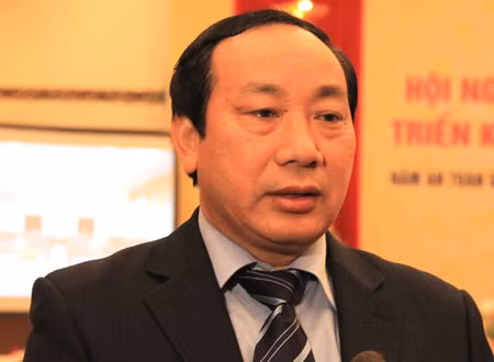 3. Thứ trưởng Bộ GTVT nhắn tin “chuyện tiền nong”, Bộ thanh tra đột xuất. Ngày 24/1, trao đổi về hướng xử lý của Bộ GTVT đối với việc Thứ trưởng Nguyễn Hồng Trường bị cho là nhắn tin qua lại “chuyện tiền nong” với một chủ doanh nghiệp, Bộ trưởng Ðinh La Thăng cho biết: “Bộ GTVT đã thành lập đoàn thanh tra để thanh tra việc đấu thầu vừa rồi (gói thầu RAI/CP1, dự án VRAMP). Còn chuyện tin nhắn là chuyện cá nhân với cá nhân. Thứ trưởng Trường cũng báo cáo không có chuyện đó nên bộ không có ý kiến”.