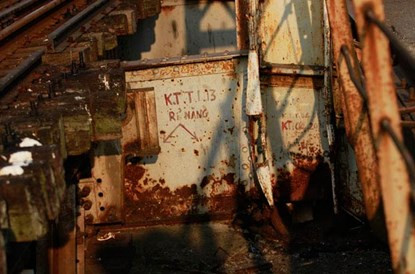 Nhiều dầm thép được đánh dấu “gỉ” nặng.