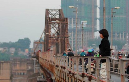 Mới đây, Tổng Công ty Đường sắt Việt Nam đã có văn bản gửi Bộ Giao thông Vận tải đề nghị chỉ định thầu, cấp bách triển khai gia cố, sửa chữa cầu Long Biên, đảm bảo tuyệt đối an toàn cho người và các phương tiện lưu thông với tổng kinh phí gần 300 tỷ đồng từ nguồn vốn ngân sách Nhà nước.