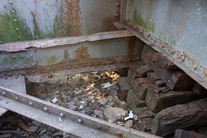 Trụ cầu cuối phía Long Biên được kê thêm gỗ để giảm áp lực lên dầm thép.